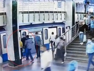 Карманник со стажем обчистил карманы москвички в вагоне метро. Видео