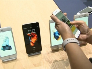 Новости на России 24. Apple будет просматривать фото на iPhone ради безопасности детей