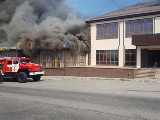 Пожарным удалось локализовать масштабное возгорание в Черкесске