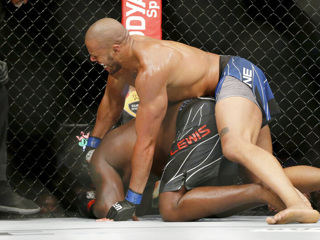 Ган стал временным чемпионом UFC, нокаутировав Льюиса