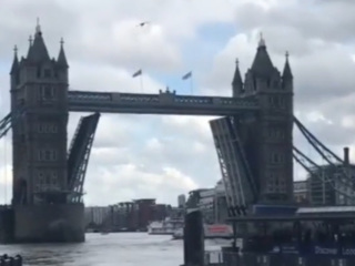 В Лондоне несколько часов не могут закрыть Тауэрский мост