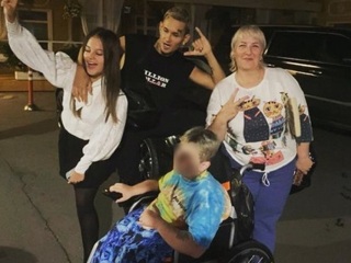 Моргенштерн отдал свою инвалидную коляску подростку из Новосибирска