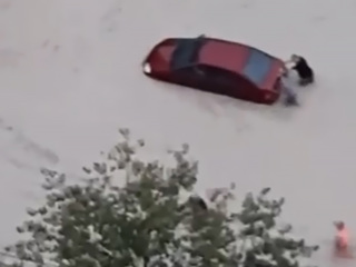 Видео из Сети. По улицам Новороссийска поплыли машины