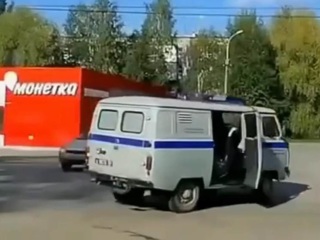 ЧП. Полицейский на ходу выпал из служебной машины в Прикамье
