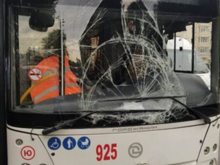 Троллейбус без тормозов врезался в маршрутку, есть пострадавшие