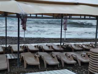 Входы на набережную и пляжи Сочи и Туапсе закрыли из-за непогоды