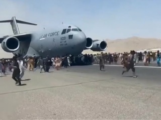 Люди погибли в результате давки у аэропорта Кабула