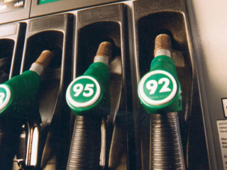 Стоимость бензина упала на бирже в Петербурге