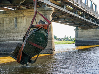 Броневик, пролежавший в воде 80 лет, достали из реки в Великом Новгороде