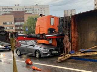 Автокран опрокинулся на легковушку в Москве