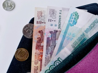 19-летняя жительница Ярославской области украла у своего дедушки полмиллиона рублей