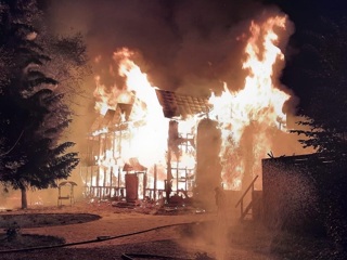 Гостевой дом с постояльцами вспыхнул в Псковской области, есть жертвы