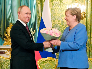 О чем говорит подарок президента России канцлеру Германии