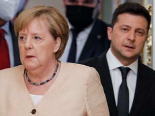 Зеленский перезадавал Меркель вопросы и имел бледный вид