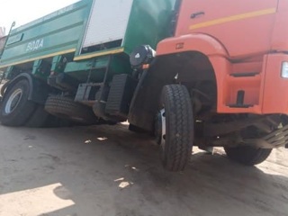 В Воронежской области грузовик провалился в огромную дыру