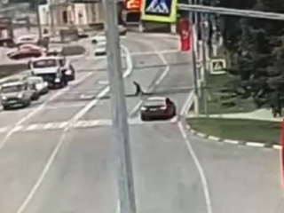 Лихачи на матовом Mercedes сбили девушку на "зебре" в Подмосковье. Видео