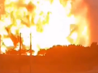 В Казахстане горит и взрывается военный склад