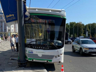 В Воронеже автобус врезался в столб. Мэр собирает экстренное совещание с перевозчиками