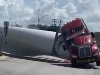 Поезд уничтожил лопасть ветрогенератора в Техасе. Видео