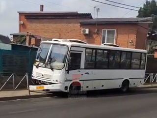 Нередкий случай: в Краснодаре автобус вылетел на тротуар и снес ограждение