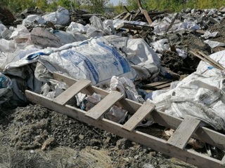 В Самаре возле реки нашли незаконную свалку стройматериалов с трупами животных