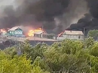 Природный пожар в Оренбургской области перешел на деревню