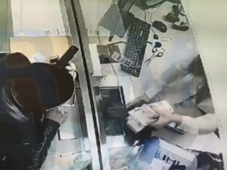 Мужчина ограбил банк под Петербургом, грозя пистолетом и гранатой