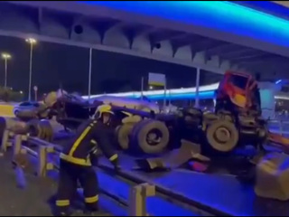 В Москве грузовик упал с эстакады на проспект