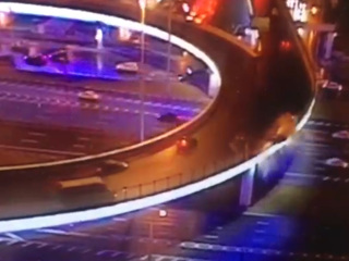 Момент падения бетономешалки с московской эстакады попал на видео