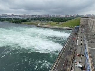 Байкала слишком много: на Иркутской ГЭС увеличен сброс воды