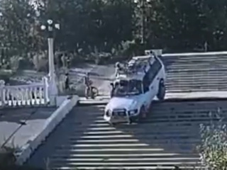 Житель Бийска прокатился по лестнице и теперь может лишиться машины