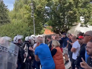 В Черногории протестующие против митрополита устроили потасовки с полицией
