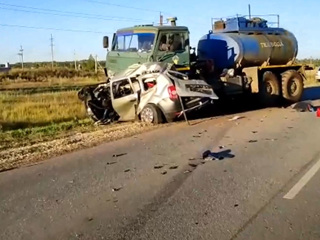 В Башкирии водитель внедорожника уснул за рулем и врезался в грузовик