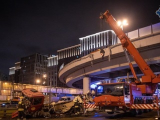 Появилось новое видео падения грузовика с эстакады в Москве