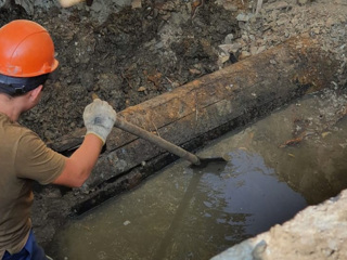 Столетний водопровод из лиственницы раскопали в Екатеринбурге
