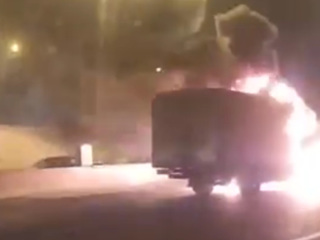 Участок МКАД оказался частично перекрыт из-за горящего фургона
