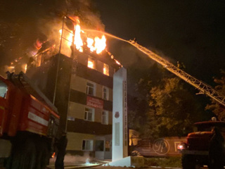 В Уфе тушат крупный пожар в двух соседних зданиях