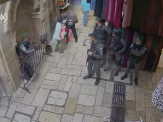 Преступник с ножом напал на полицейского в Иерусалиме. Видео