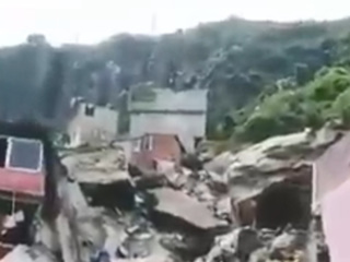 В Мексике огромная скала обрушилась на жилые дома