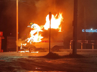 С людьми внутри: в Новосибирске сгорел автомобиль скорой помощи