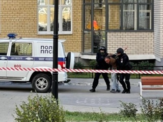 Полиция оцепила дом, в котором забаррикадировался мужчина с гранатой