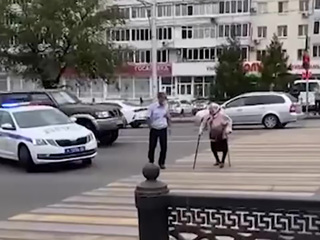 В Уфе полицейский остановил машины и помог бабушке перейти дорогу
