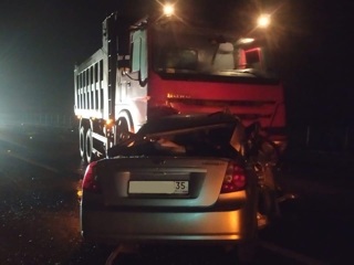 Под Вологдой в результате лобового ДТП с грузовиком погибли 3 человека