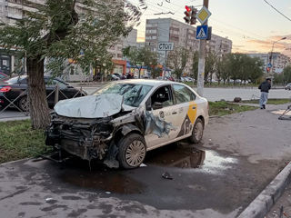 Таксист сбил трех человек в Омске, стоявших на тротуаре