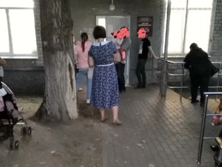 В Воронеже снова не хватает врачей: очередь к детскому педиатру стоит на улице