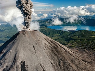 Камчатский вулкан выбросил мощный столб пепла