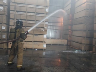 В Саратове произошел пожар на станции техобслуживания