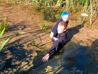 Курский полицейский нашел пропавшего мальчика и вытащил его из болота