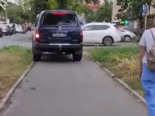 Во Владивостоке разыскивают водителя внедорожника, ехавшего по тротуару