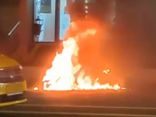 В центре Москвы мотоцикл загорелся на проезжей части после ДТП